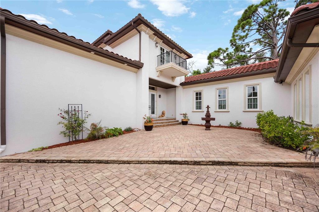 3674 Roslyn Road Venice, FL 34293 - Photo 4 of 72 a backyard of a house with table and chairs