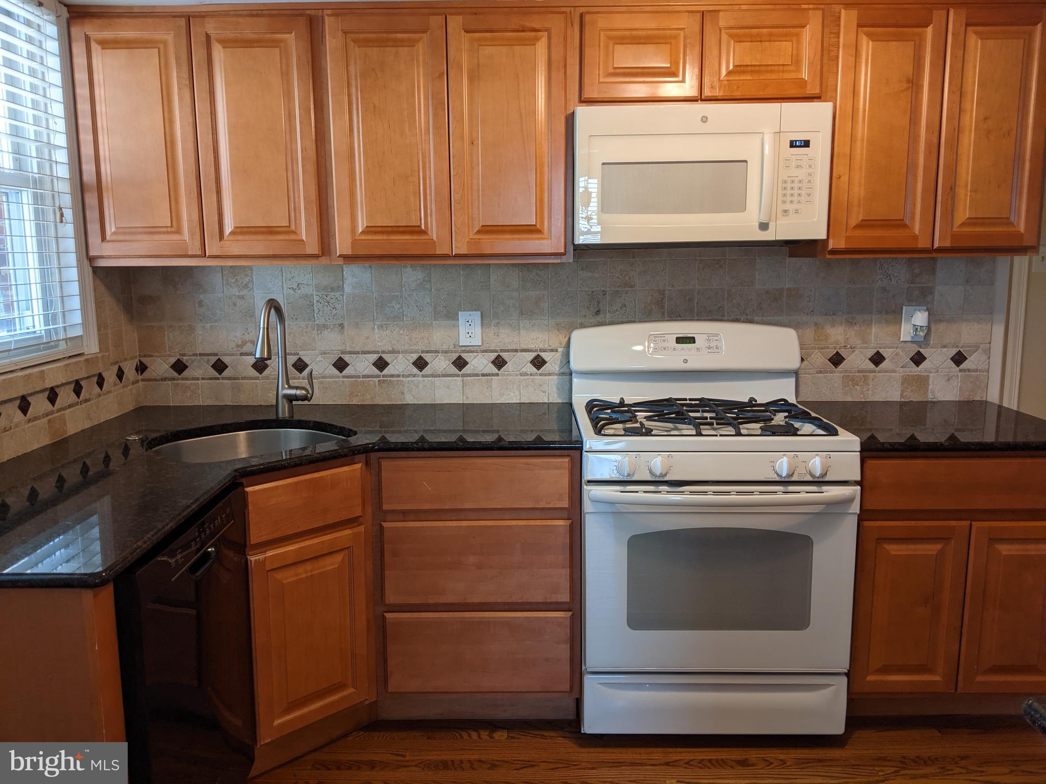 126 Fairfield Lane Wayne, PA 19087 - Photo 8 of 17 Gas stove, garbage disposal, dishwasher, microwave
