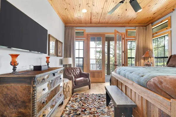 a en suite bathroom with double sink and a mirror