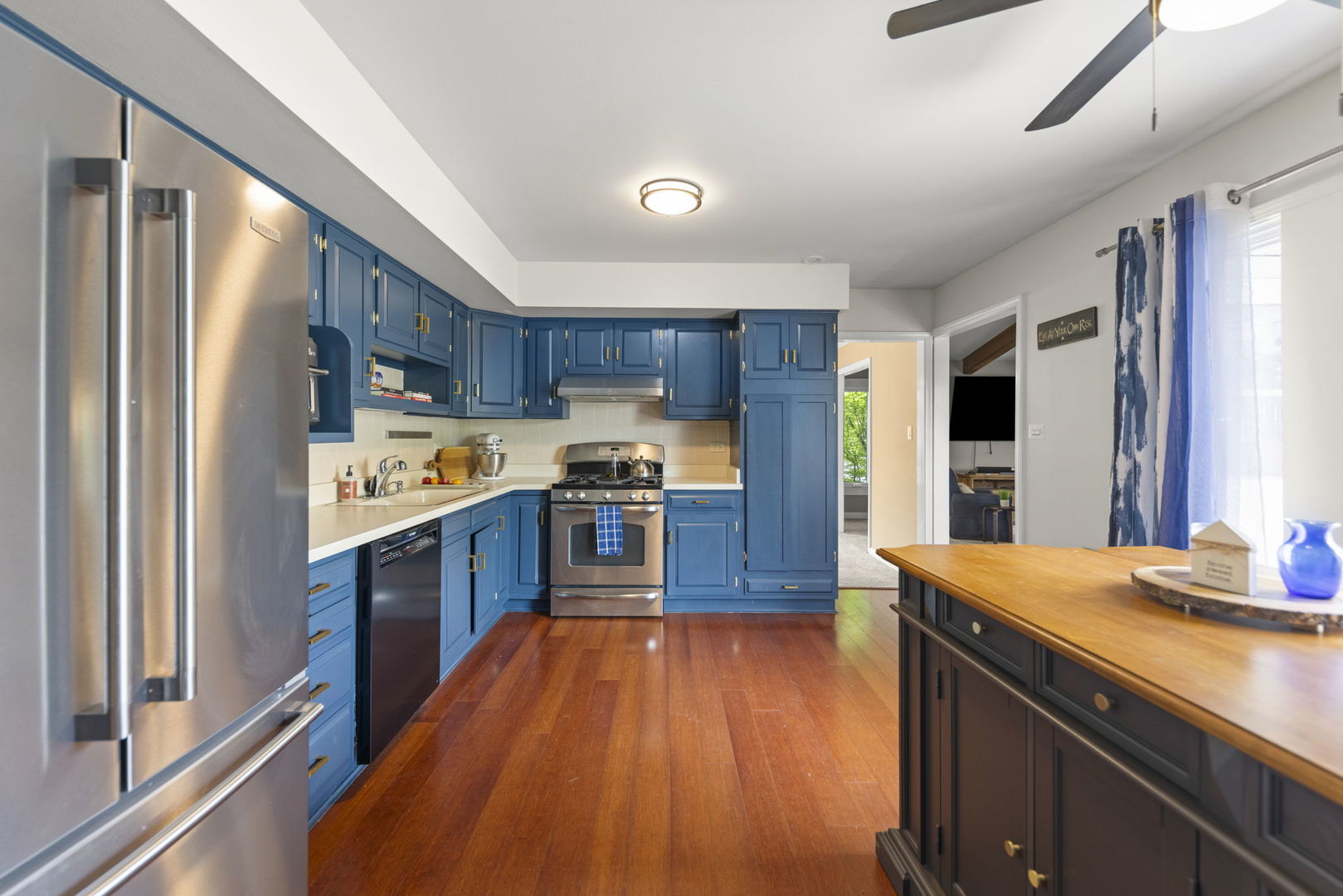 22-w054 Taylor Road Glen Ellyn, IL 60137 - Photo 4 of 20 Gallery Image 4