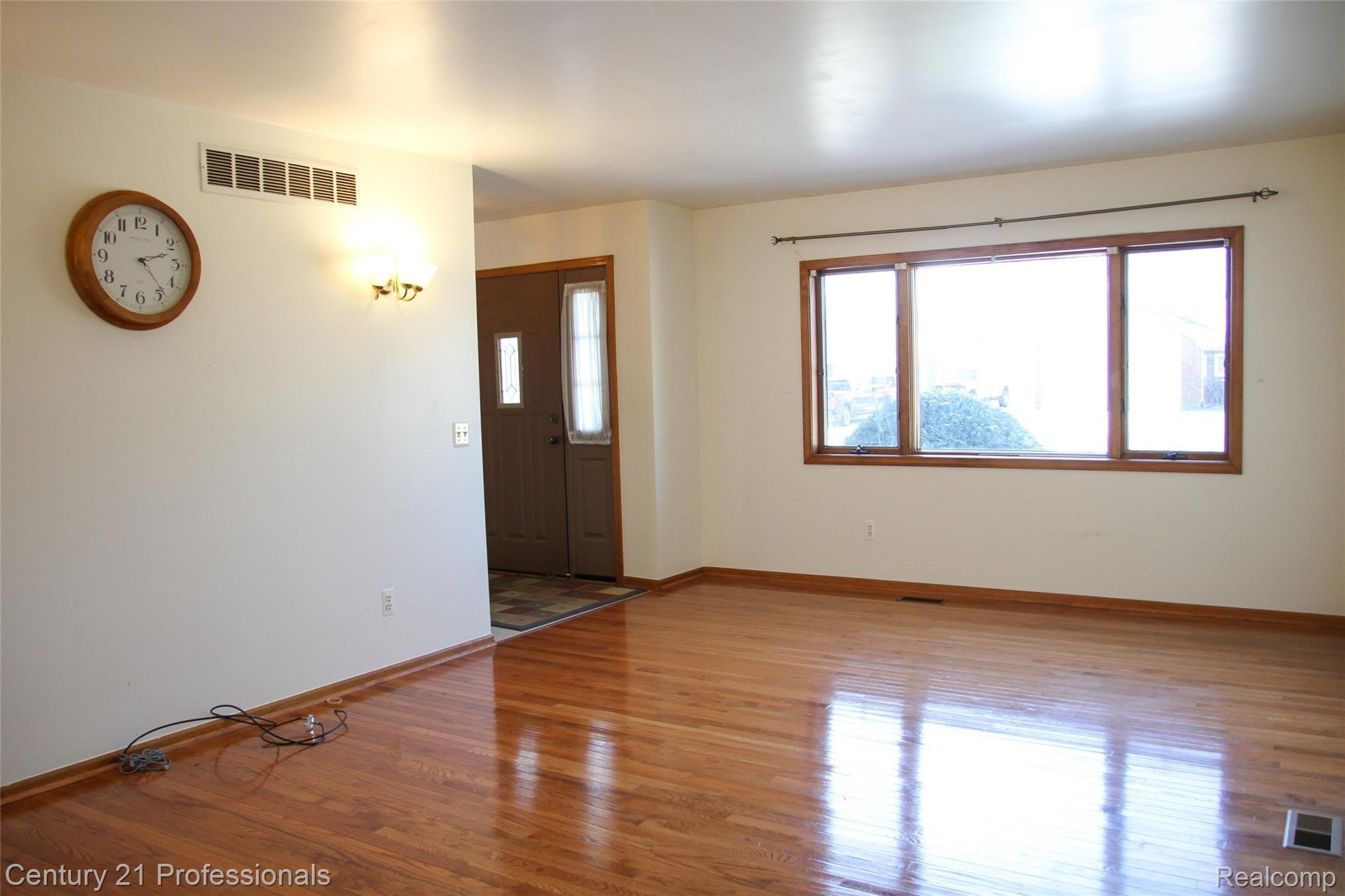 45566 Gable Inn Street Utica, MI 48317 - Photo 6 of 22 6 (2).jpg