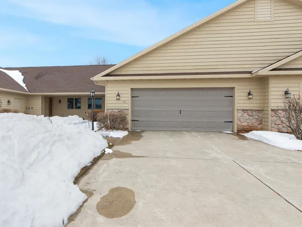 $319,900 | 425 Brookview Drive, Luxemburg, WI 54217