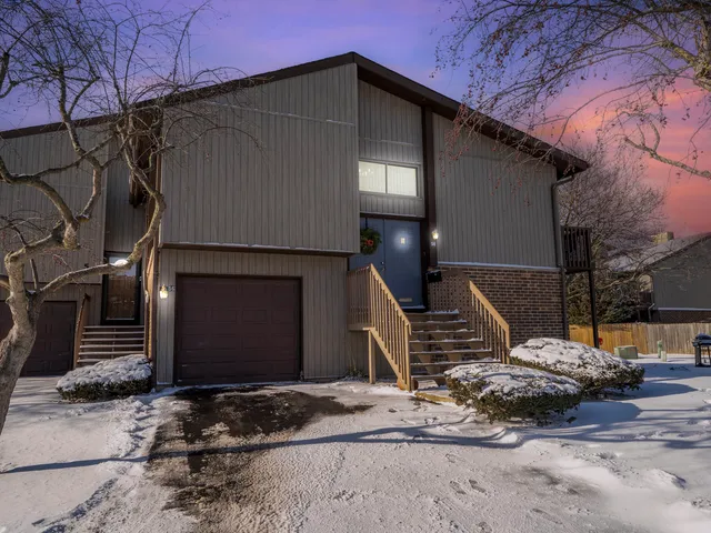 $285,000 | 56 Salt Creek Road, Unit A, Roselle, IL 60172