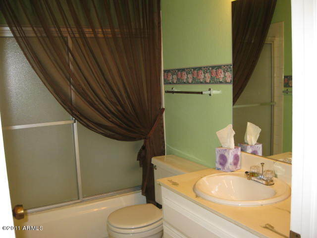 5525 East Thomas Road, Unit 4I Phoenix, AZ 85018 - Photo 11 of 15 Hall Bathroom