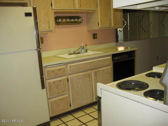 5525 East Thomas Road, Unit 4I Phoenix, AZ 85018 - Photo 9 of 15 Kitchen