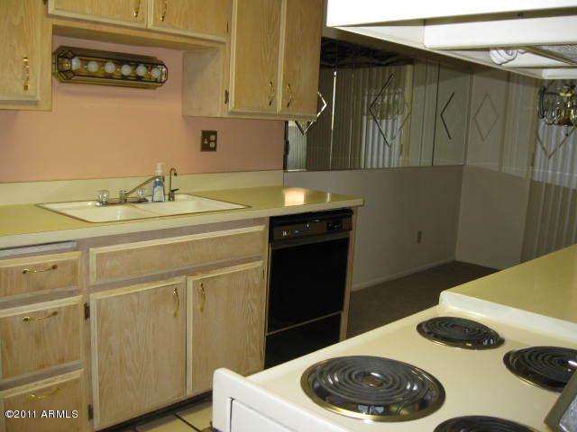5525 East Thomas Road, Unit 4I Phoenix, AZ 85018 - Photo 10 of 15 Kitchen