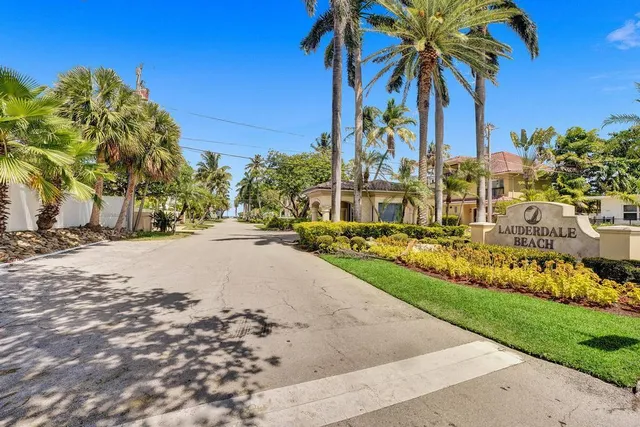 a view of a backyard with palm trees