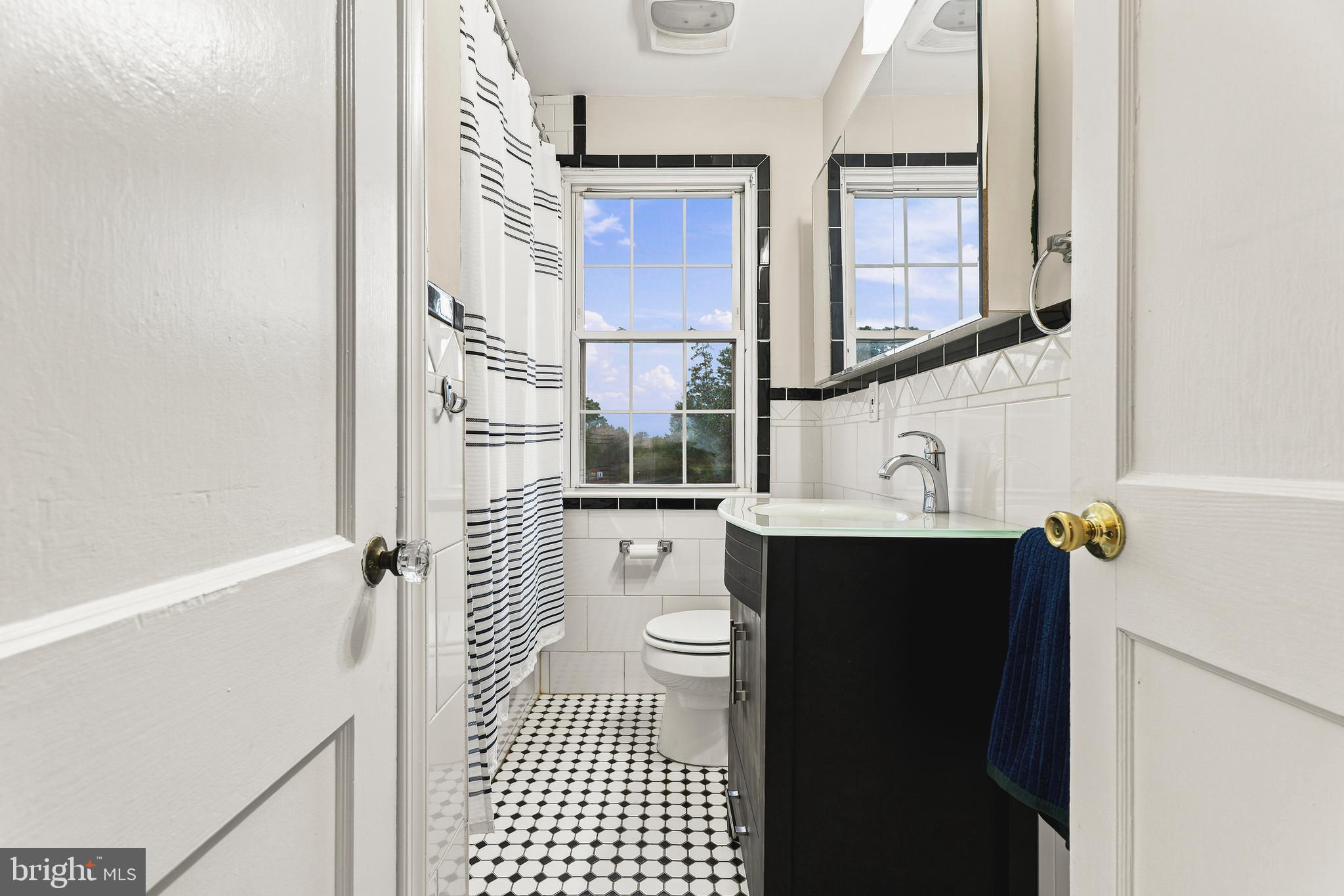 6471 Blenheim Road Baltimore, MD 21212 - Photo 33 of 66 RETRO New Black/White tile
