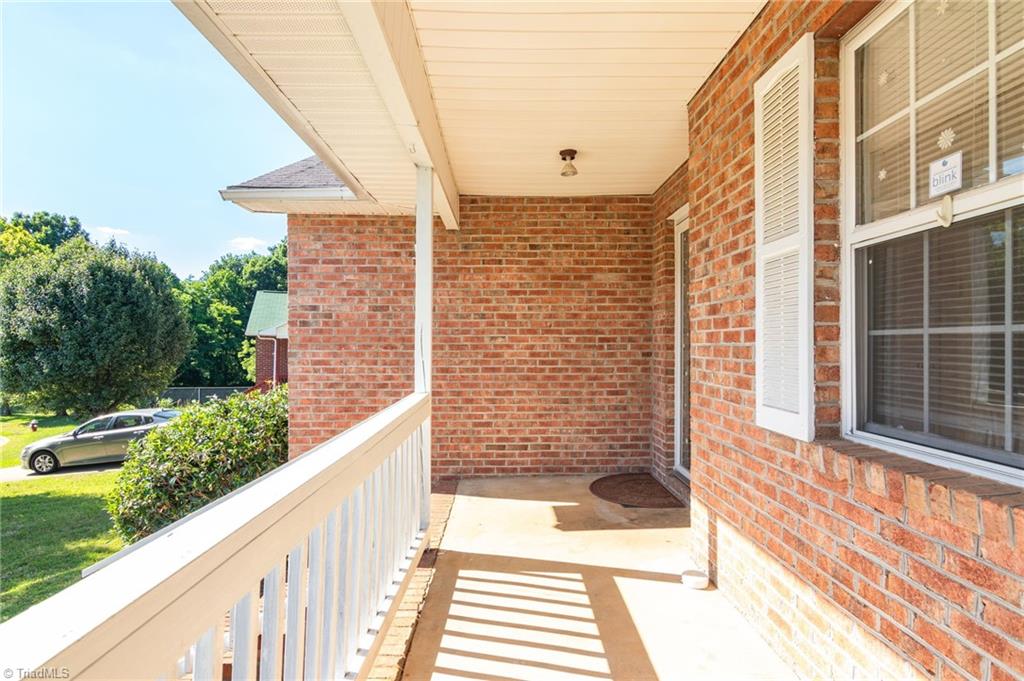 1528 Ambridge Court High Point, NC 27265 - Photo 4 of 28