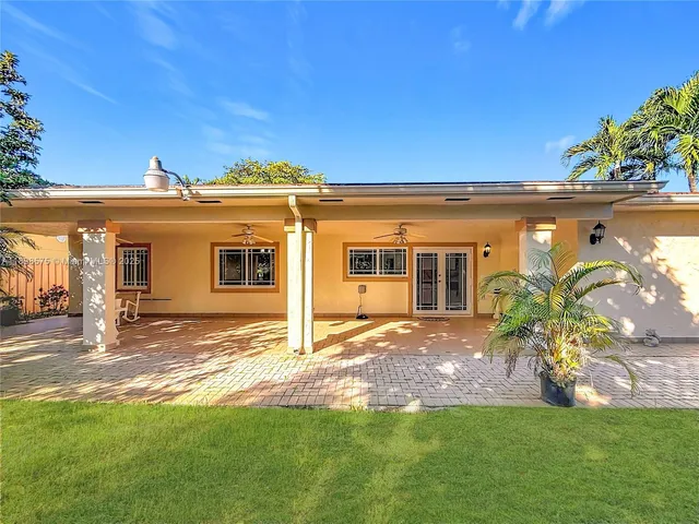a view of a yard with a house