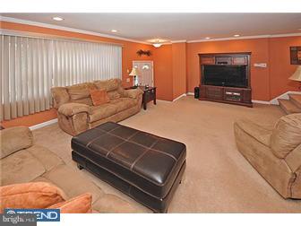 3313 Lester Road Philadelphia, PA 19154 - Photo 4 of 12 Living Room