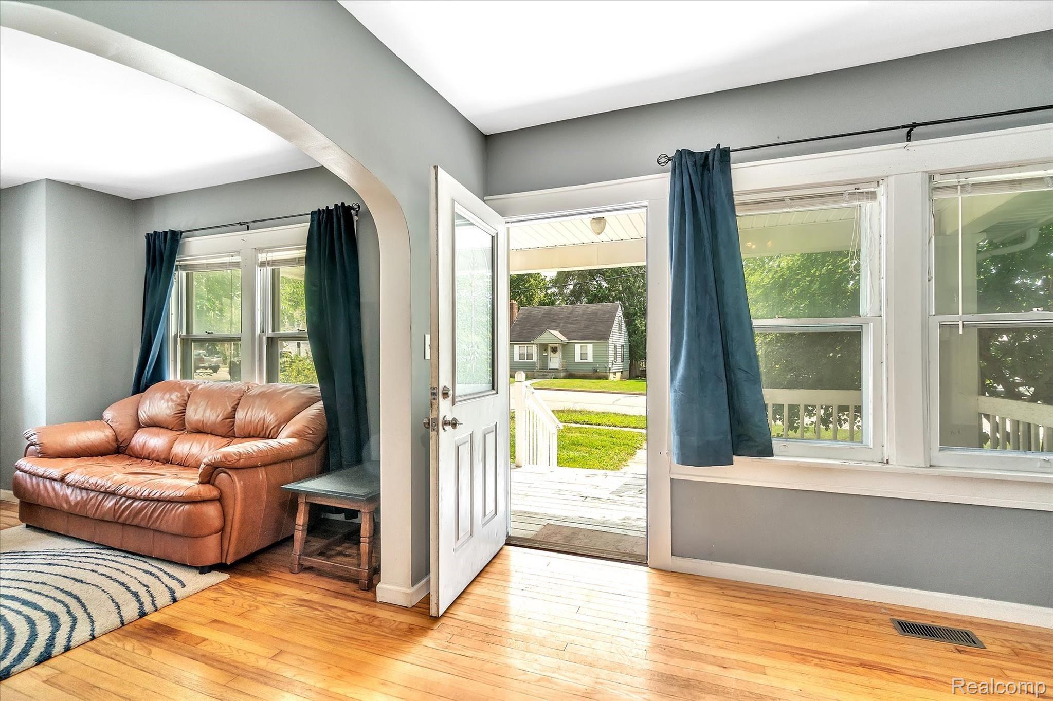 704 West Silver Lake Road Fenton, MI 48430 - Photo 2 of 16 3 Entry Way.jpg