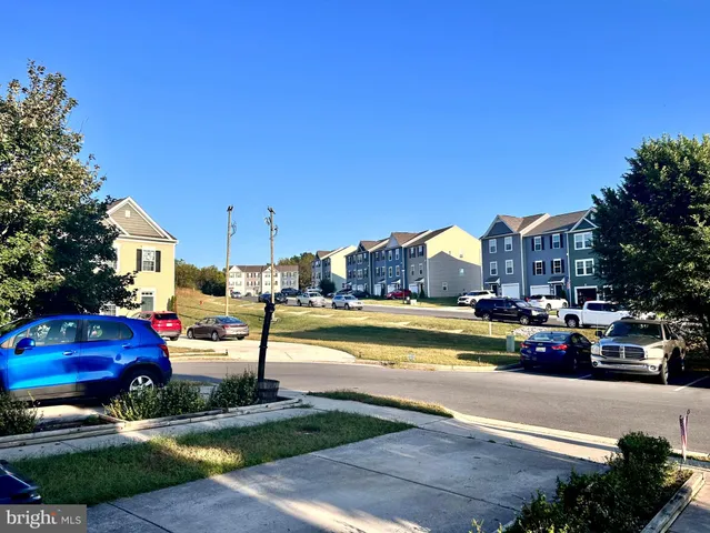 a view of city street with cars parked