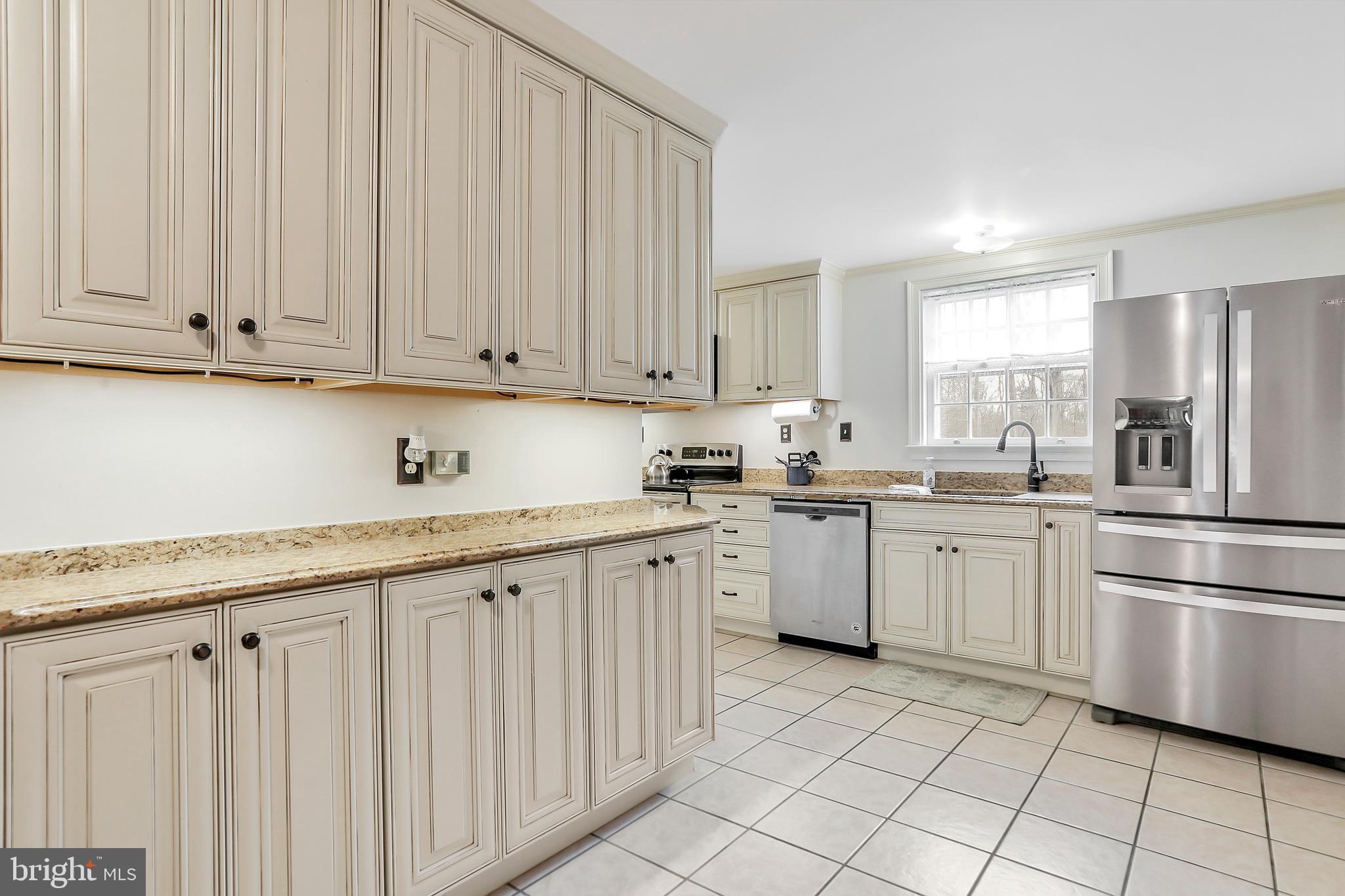 524 Apple Pie Ridge Road Winchester, VA 22603 - Photo 22 of 89 Kitchen with soft close cabinets and drawers