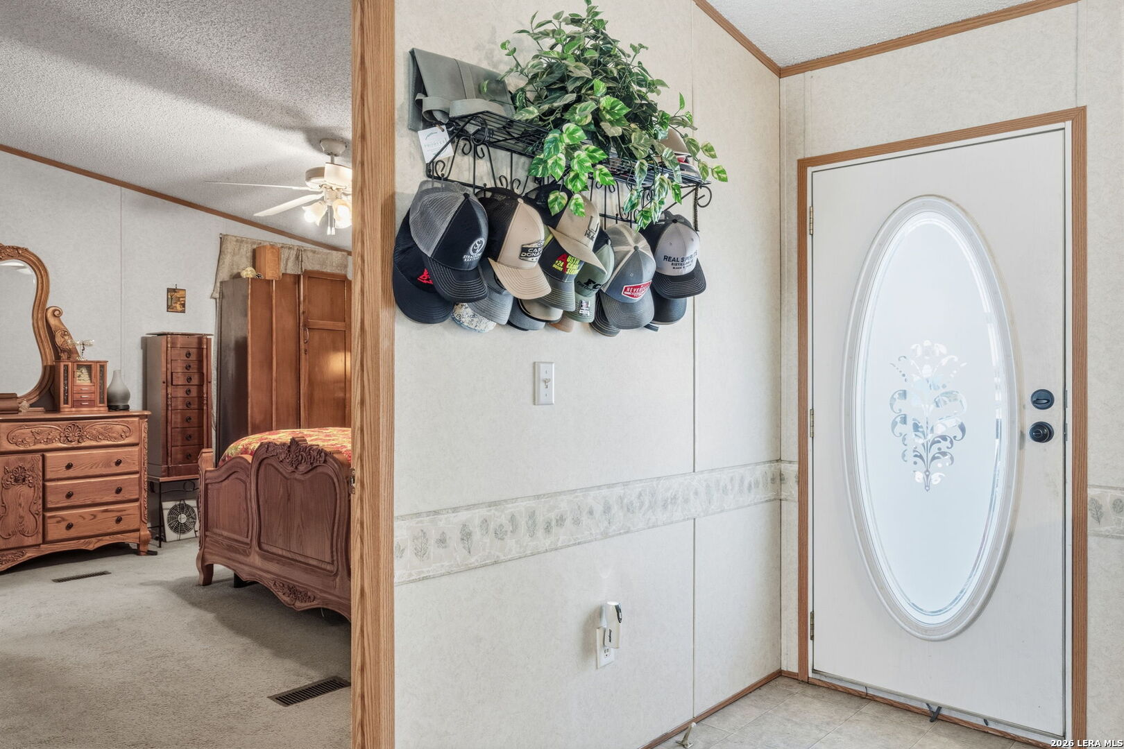 708 Mesquite Street Jourdanton, TX 78026 - Photo 5 of 49 a living room with furniture and a potted plant