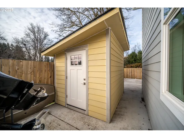 a view of a backyard