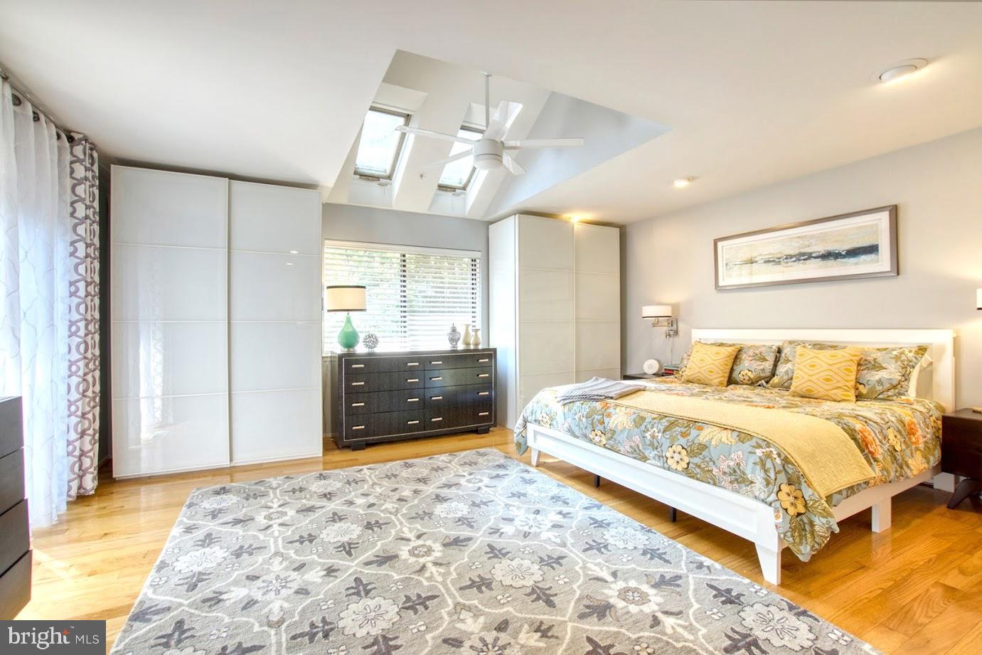 2122 South Bay Lane Reston, VA 20191 - Photo 17 of 41 ML Master features vaulted ceilings