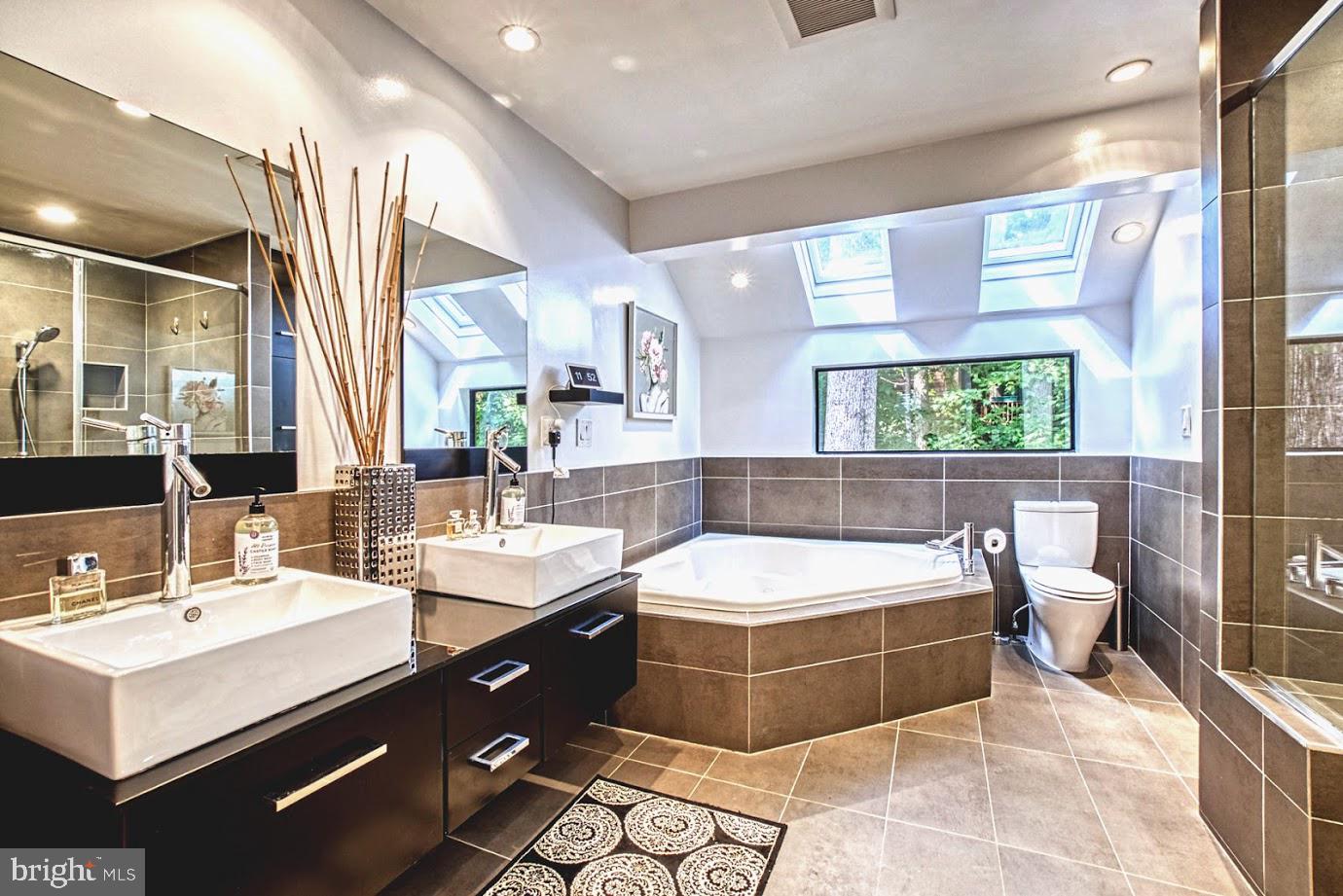 2122 South Bay Lane Reston, VA 20191 - Photo 20 of 41 Luxury Master Bath with soaking tub