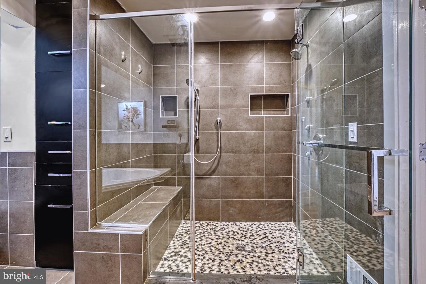 2122 South Bay Lane Reston, VA 20191 - Photo 21 of 41 Great shower with seat and pebbled floor