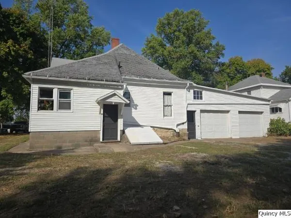 $74,000 | 102 Center Street, Augusta, IL 62311