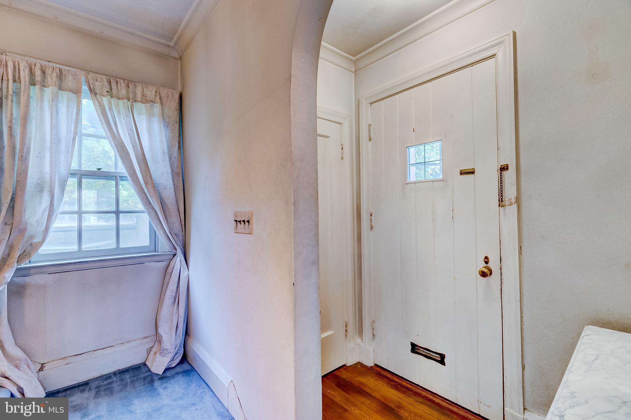2234 Crest Road Baltimore, MD 21209 - Photo 11 of 59 Entry way