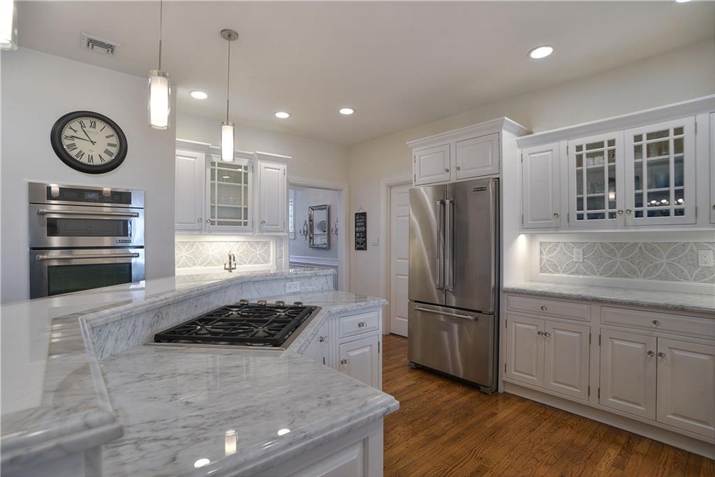 32 Newgate Road Pittsburgh, PA 15202 - Photo 6 of 25 This chef's kitchen is well equipped with a center island, dual ovens, dual sinks and a large walk-in Pantry.