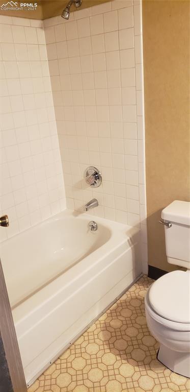 814 Tenderfoot Hill Road, Unit 102 Colorado Springs, CO 80906 - Photo 10 of 11 a bathroom with a toilet and a bathtub