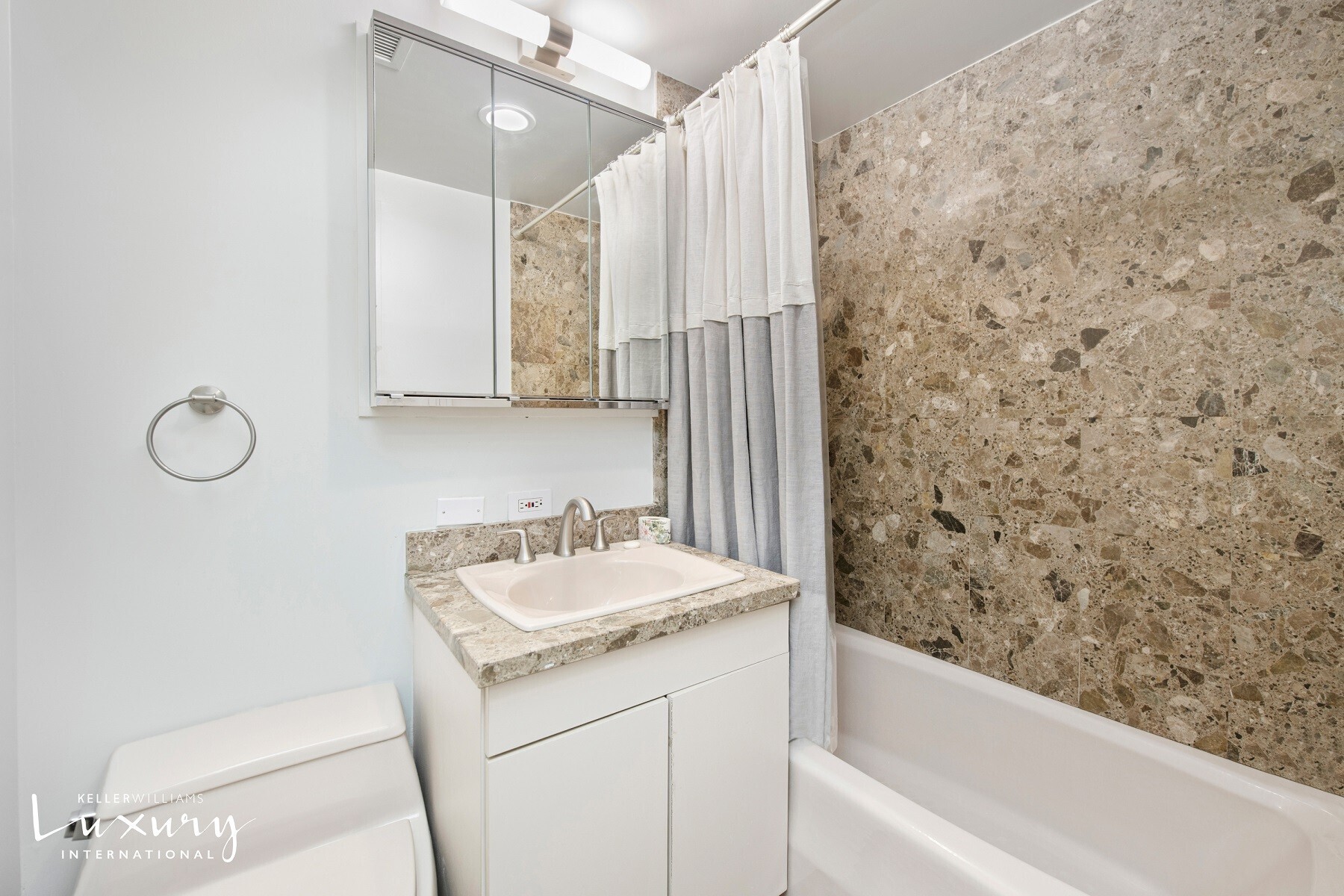 721 5th Avenue, Unit 37A Manhattan, NY 10022 - Photo 13 of 17 Gallery Image 13