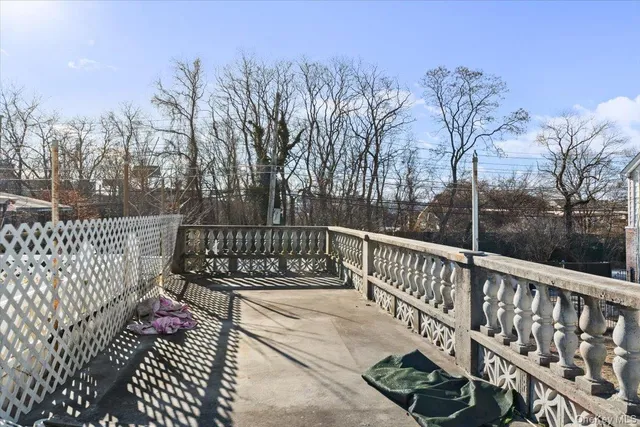 $929,999 | 3511 Mc Owen Avenue | Eastchester
