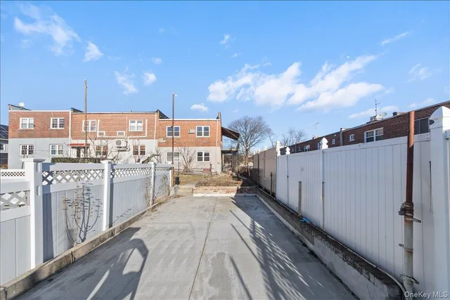 $929,999 | 3511 Mc Owen Avenue | Eastchester