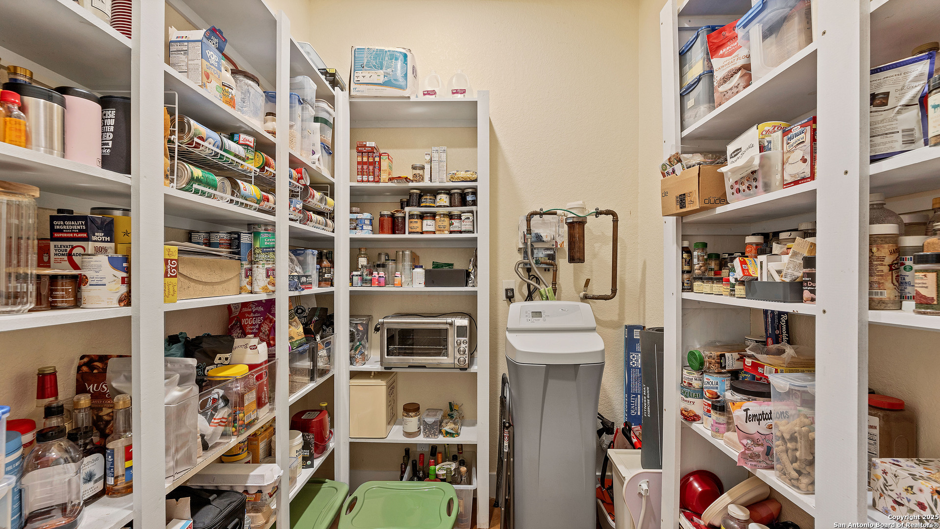 475 Jackson Road Kingsbury, TX 78638 - Photo 16 of 44 a room with furniture and a book shelf