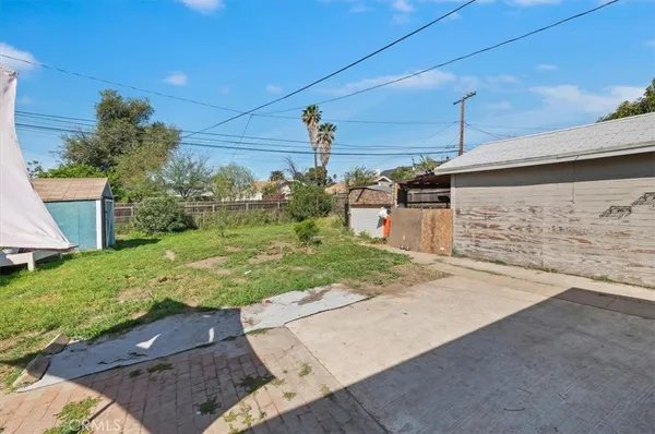 a view of a back yard of the house