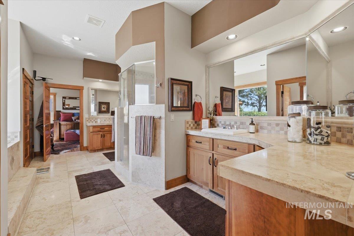 20337 Maggard Lane Caldwell, ID 83607 - Photo 19 of 50 Looking towards Primary Celebrity Closet