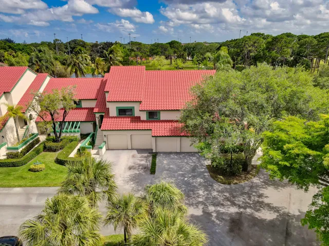 $4,200 | 6 Lexington Lane East, Unit D, Palm Beach Gardens, FL 33418