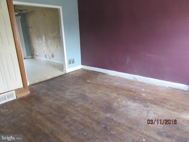 424 Old Riverside Road Baltimore, MD 21225 - Photo 3 of 7 Family Room
