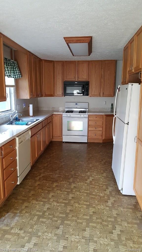 85 South Truhn Road Fowlerville, MI 48836 - Photo 3 of 14 New kitchen cabinets appliances stay!