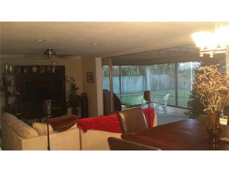 399 Southwest 12th Avenue Boca Raton, FL 33486 - Photo 8 of 19 a living room with furniture