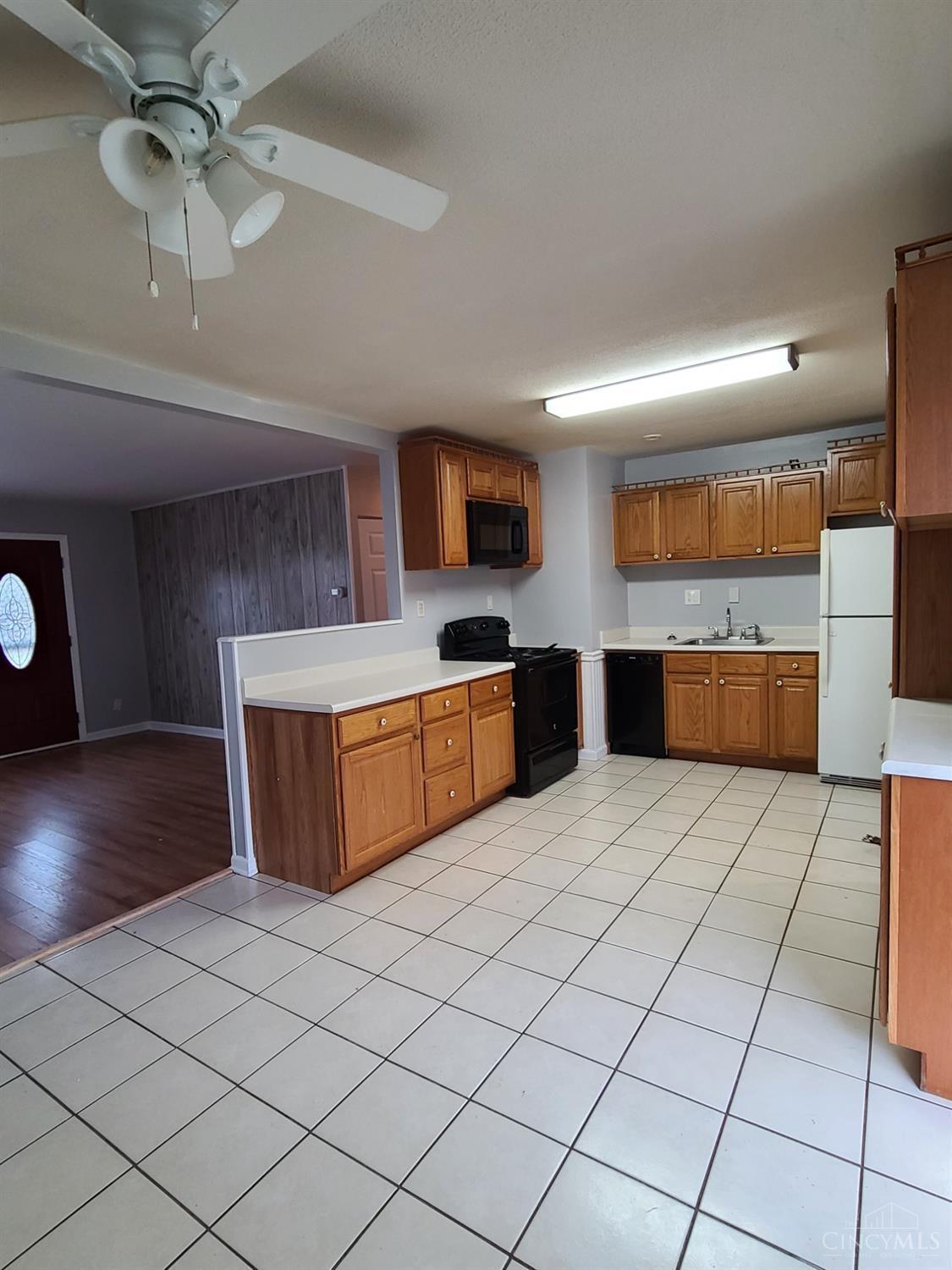 10073 Pippin Road Cincinnati, OH 45231 - Photo 2 of 18
