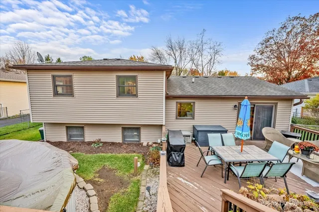 $375,000 | 890 Greenfield Avenue, South Elgin, IL 60177