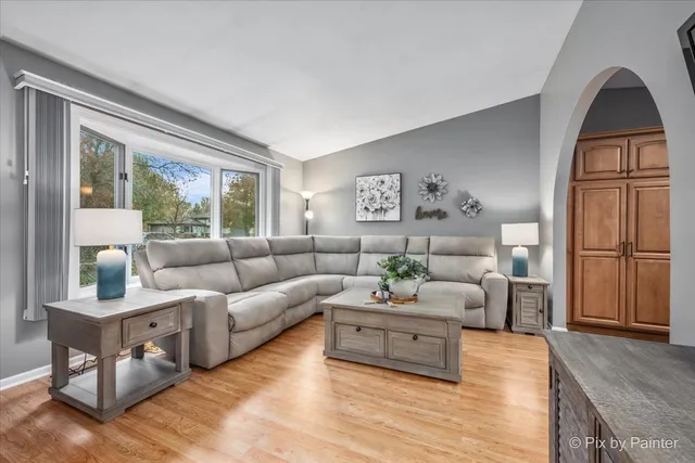 $375,000 | 890 Greenfield Avenue, South Elgin, IL 60177