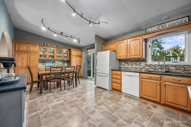 $375,000 | 890 Greenfield Avenue, South Elgin, IL 60177