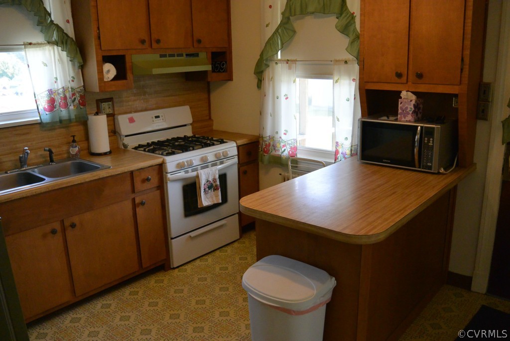 5359 Cold Harbor Road Mechanicsville, VA 23111 - Photo 2 of 15 Kitchen w/gas cooking & refrigerator that conveys