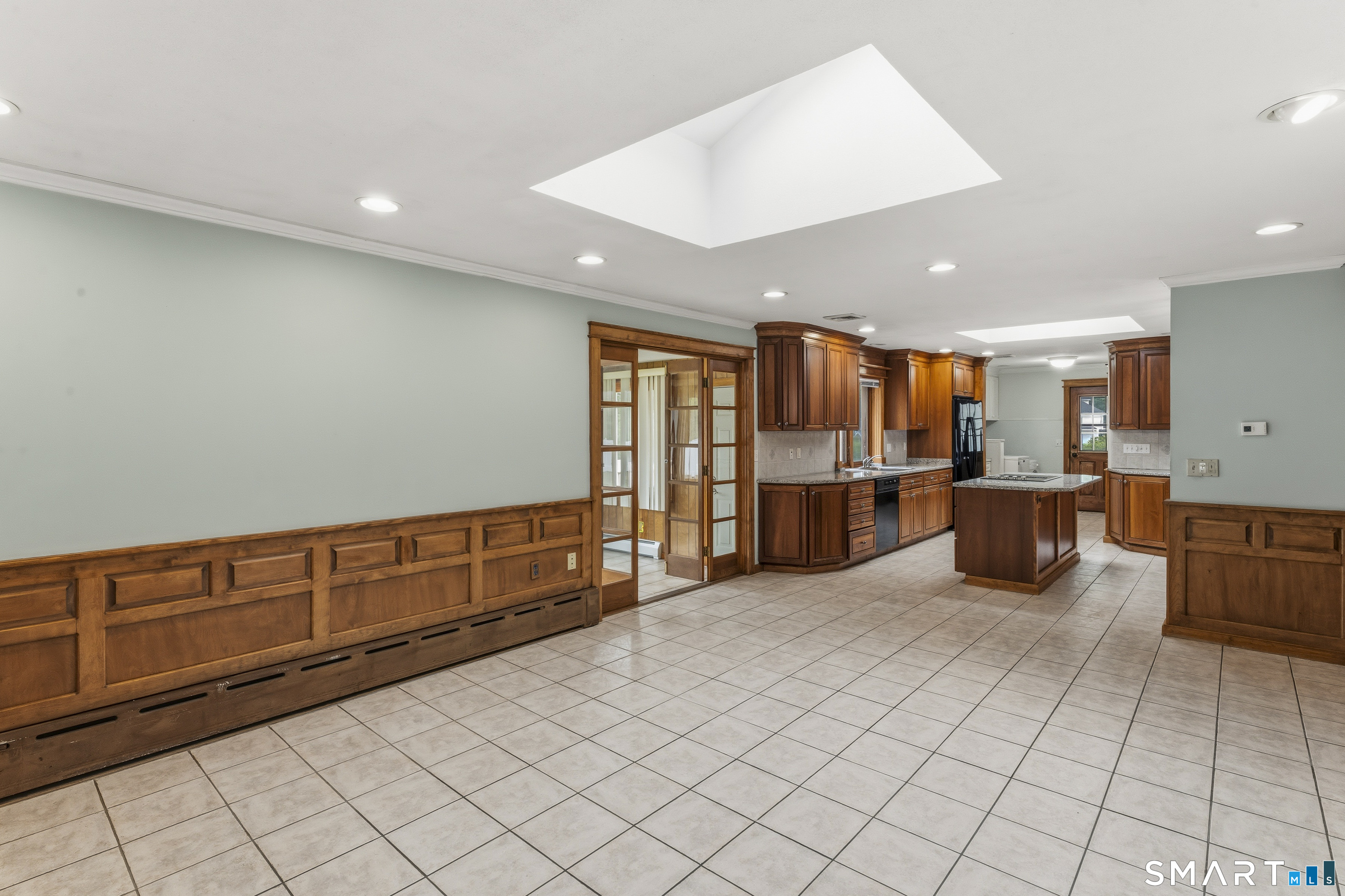883 Saw Mill Road West Haven, CT 06516 - Photo 16 of 38