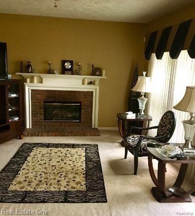 560 Arlington Drive Rochester, MI 48307 - Photo 9 of 16 COZY AND SPACIOUS FAMILY ROOM