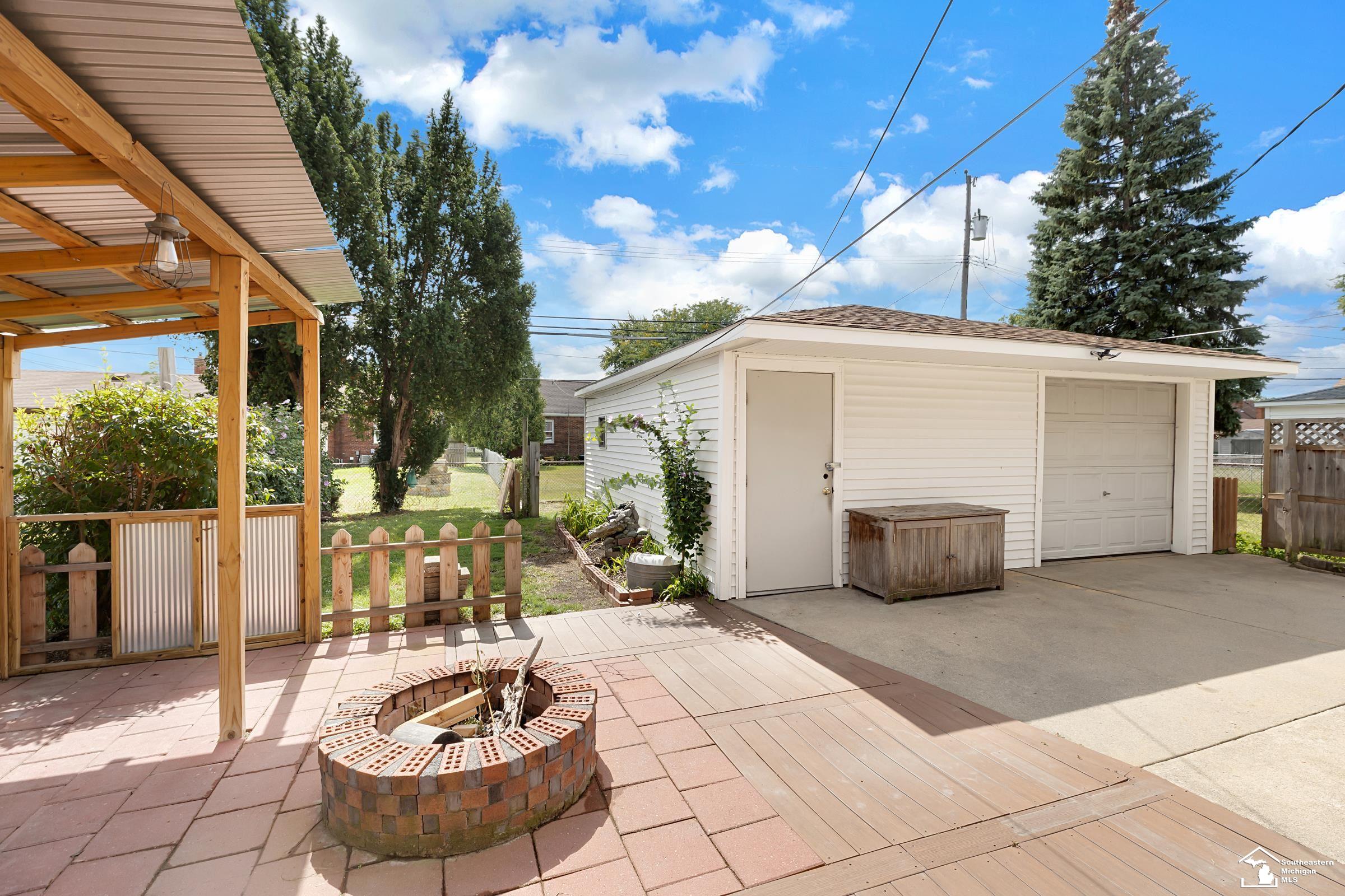 15213 Champaign Road Allen Park, MI 48101 - Photo 7 of 38 50187577-b144760f-ead6-4665-a302-89355759cd58.JPG