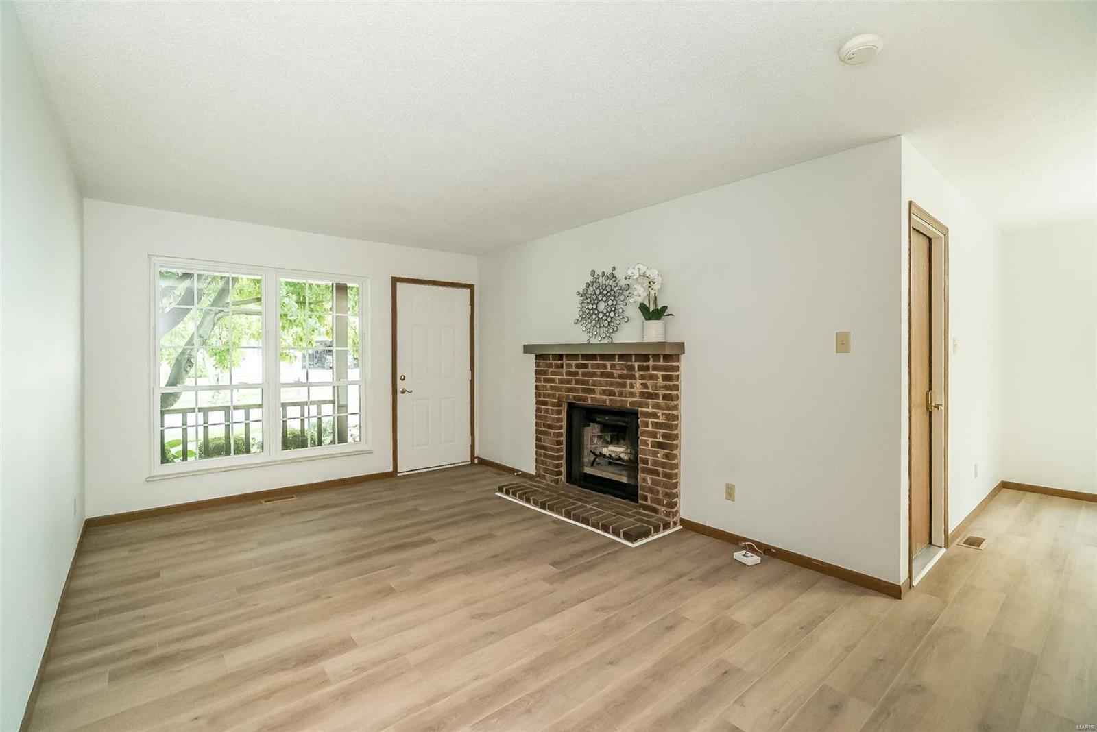 552 Spring Glen Drive Ballwin, MO 63021 - Photo 3 of 28 Gallery Image 3