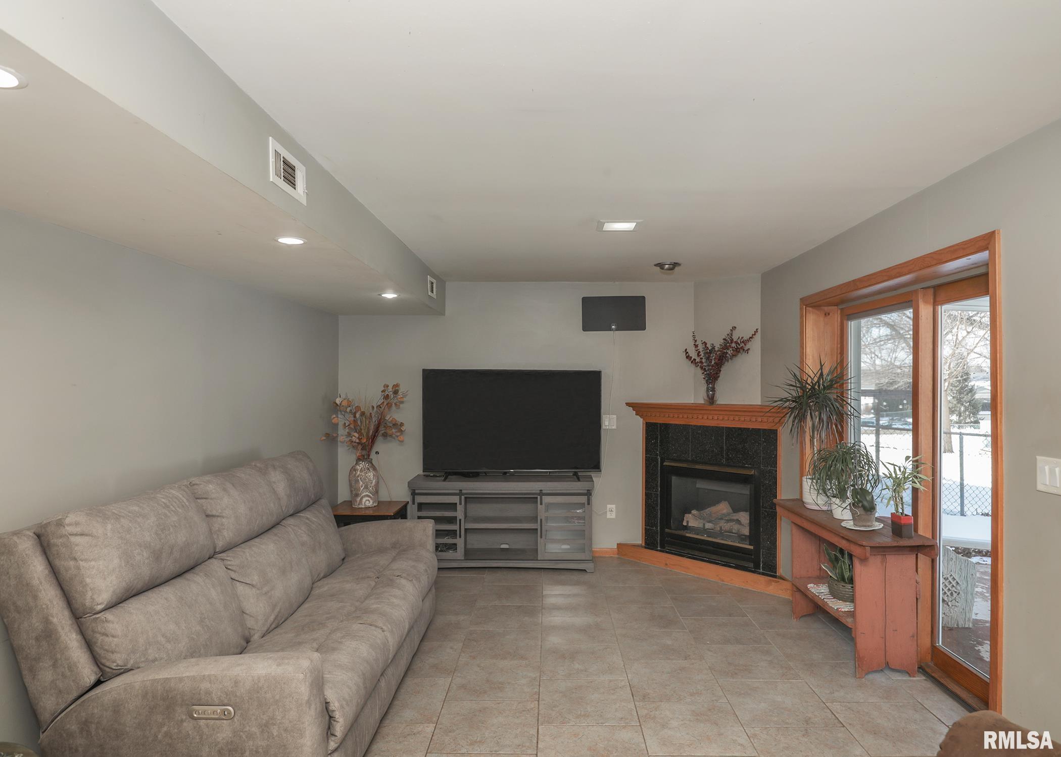 3410 Fairhaven Road Davenport, IA 52807 - Photo 22 of 28 Gallery Image 22