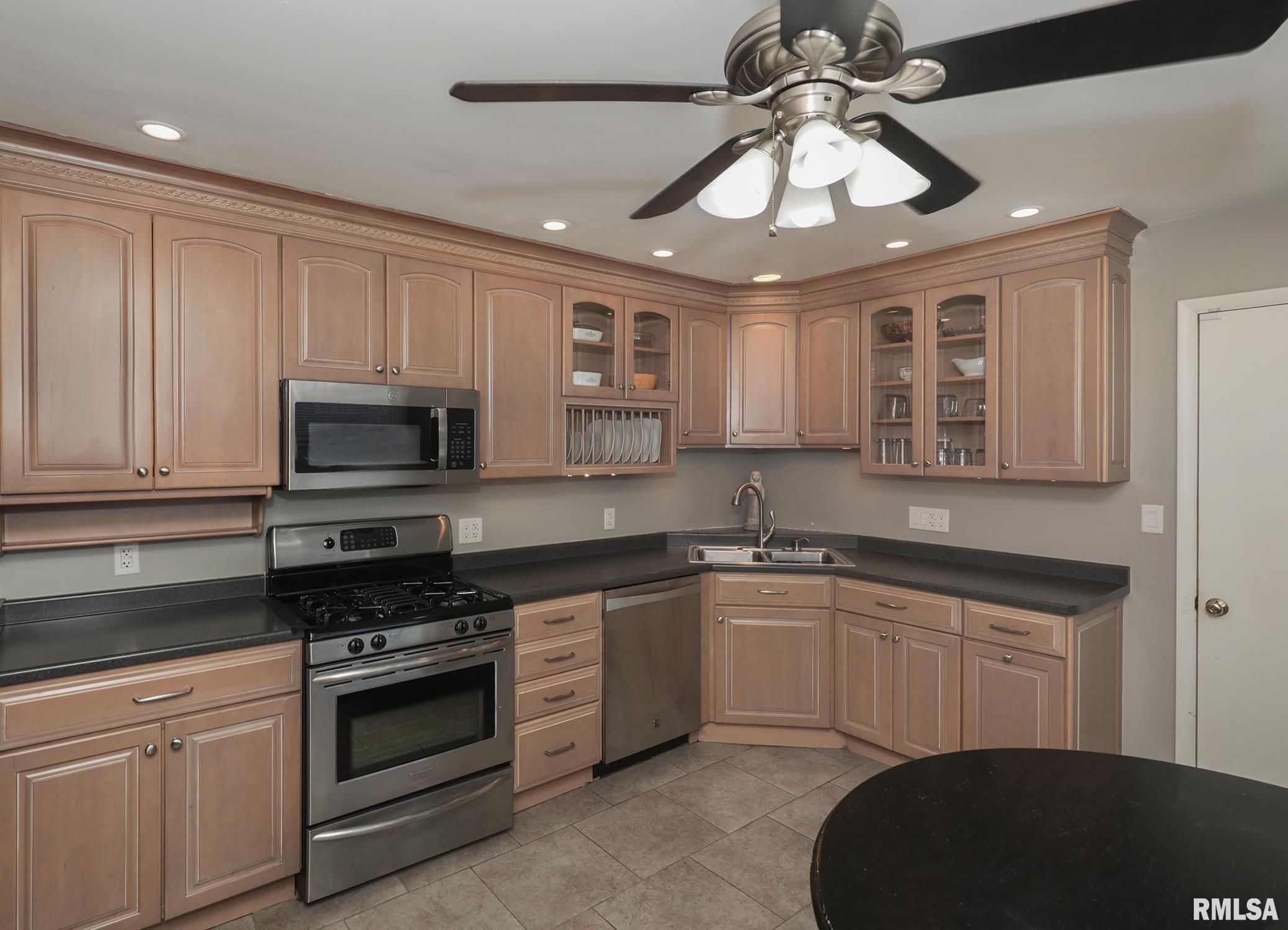 3410 Fairhaven Road Davenport, IA 52807 - Photo 3 of 28 Gallery Image 3