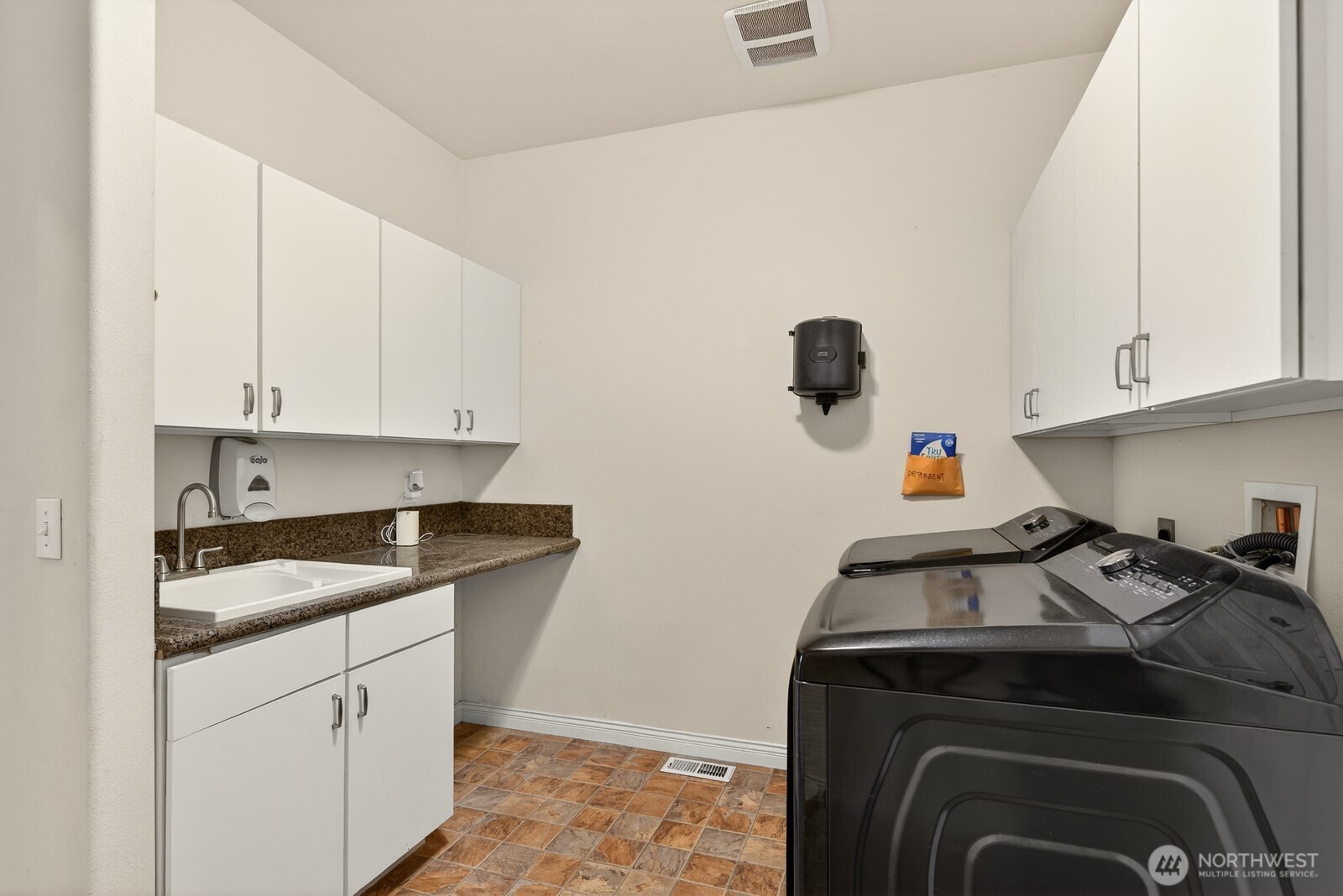 120 West Crescent Harbor Road Oak Harbor, WA 98277 - Photo 24 of 35