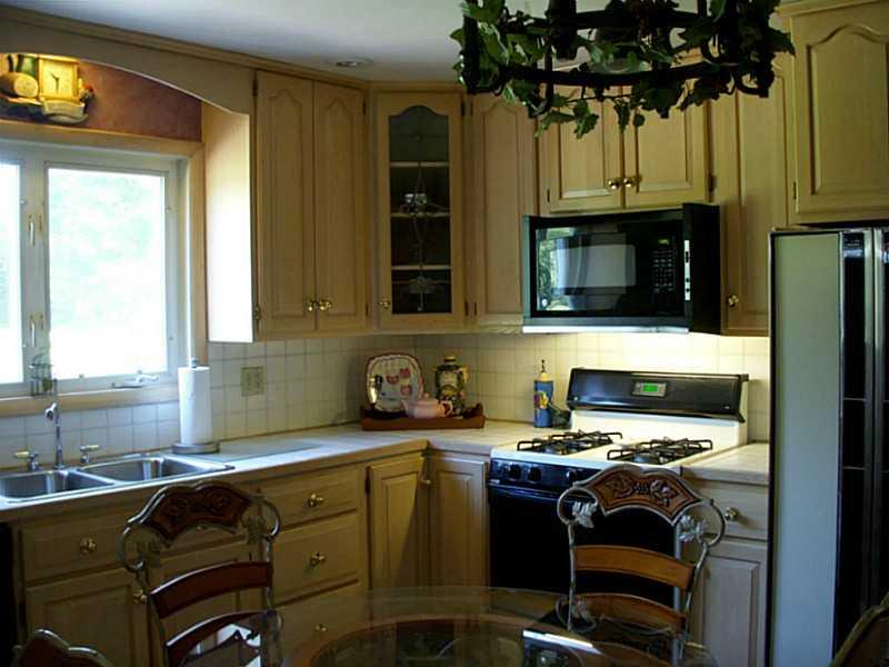 384 Saxonburg Road Butler, PA 16002 - Photo 9 of 25 Kitchen.